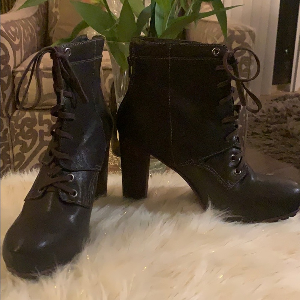 Vera Wang Boots